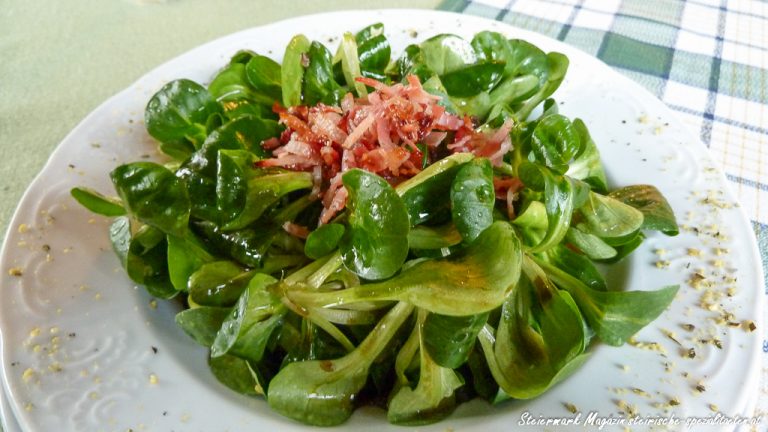 Vogerlsalat mit Speckwürferl &amp; Kernöl-Dressing | Steirisches Rezept