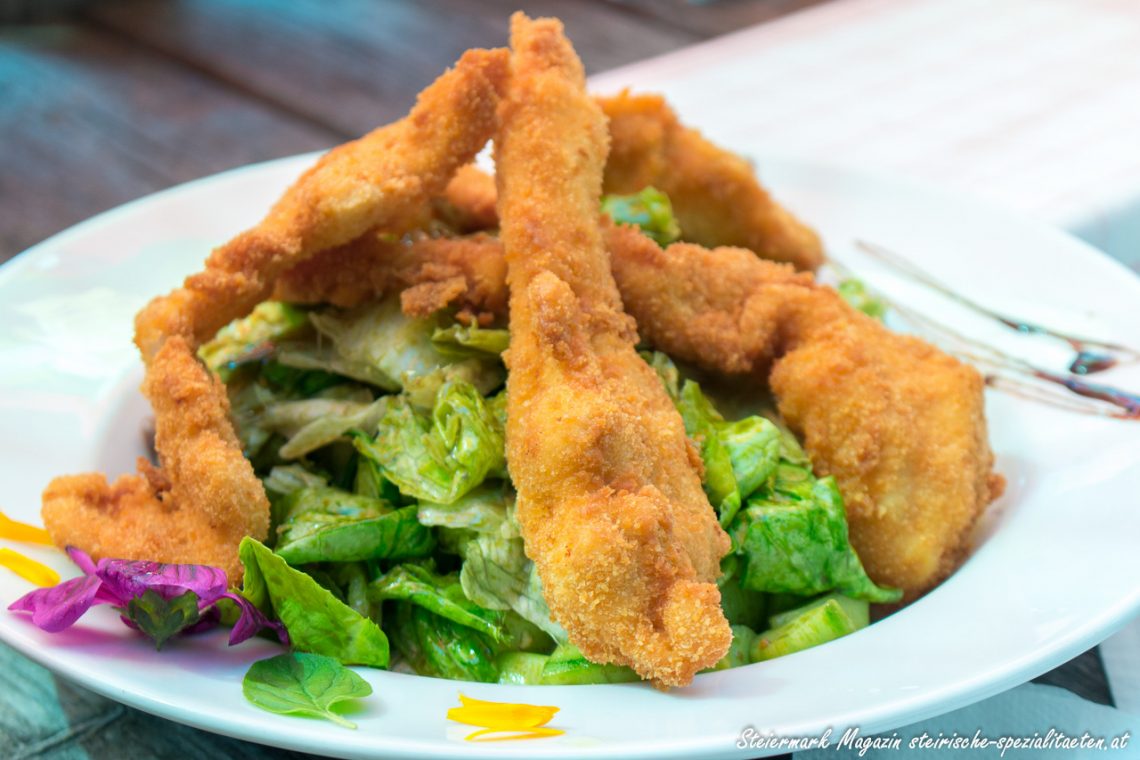 Backhendlsalat: Steirischer Genuss mit knuspriger Panier - Rezept