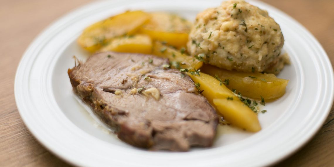 Schweinsbraten mit Bratkartoffel und Semmelknödel Rezept