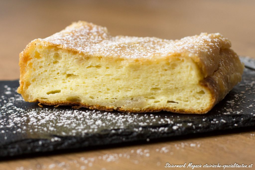 Topfenstrudel Rezept mit flaumiger Füllung