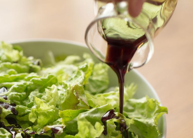 Joghurtdressing » Schnelles Rezept für ein leichtes Salatdressing